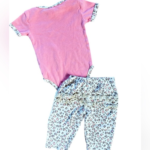 Tiny Details 3-6 Month Girls 2PC Outfit - Snap Onesie & Ruffle Pants - Picture 4 of 5